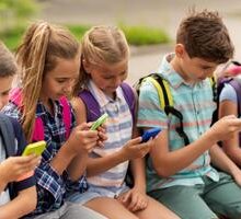 Dipendenza da televisione e smartphone: i rischi per bambini e adolescenti