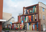 Libri giganti a Utrecht: murale trasforma palazzina in una libreria 
