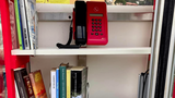 Le cabine telefoniche dismesse diventano biblioteche: a Camogli inaugurata la biblio-cabina