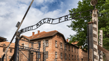 “Arbeit macht frei”: storia e significato della frase sui cancelli dei campi di concentramento
